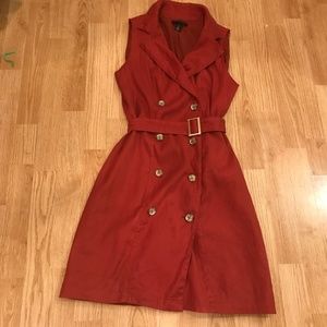 Tailored dress with buttons